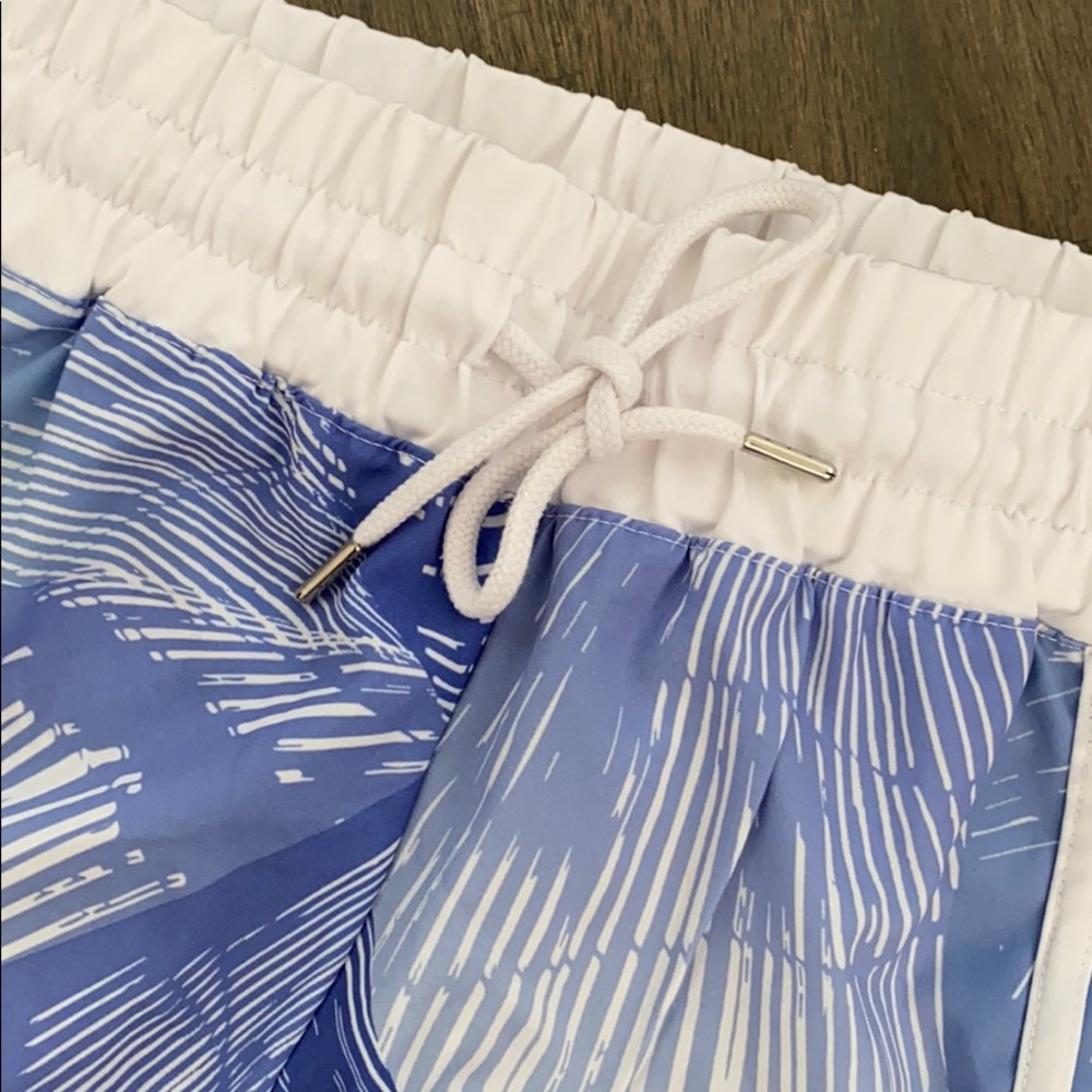 NEW! REFLEX RUN SHORTS - Picture 7 of 8